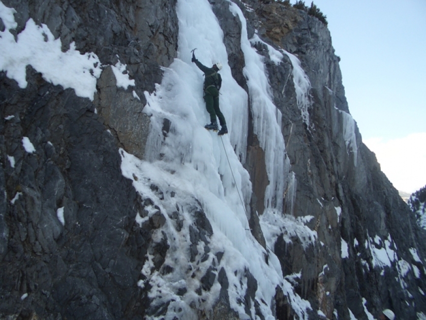 Especialista de la JTM realizando una práctica de escalada en hielo. Sólo una pequeña parte del personal domina esta técnica, pero pueden abrir vías para que otros pasen por ese tipo de lugares (foto JTM/ET).