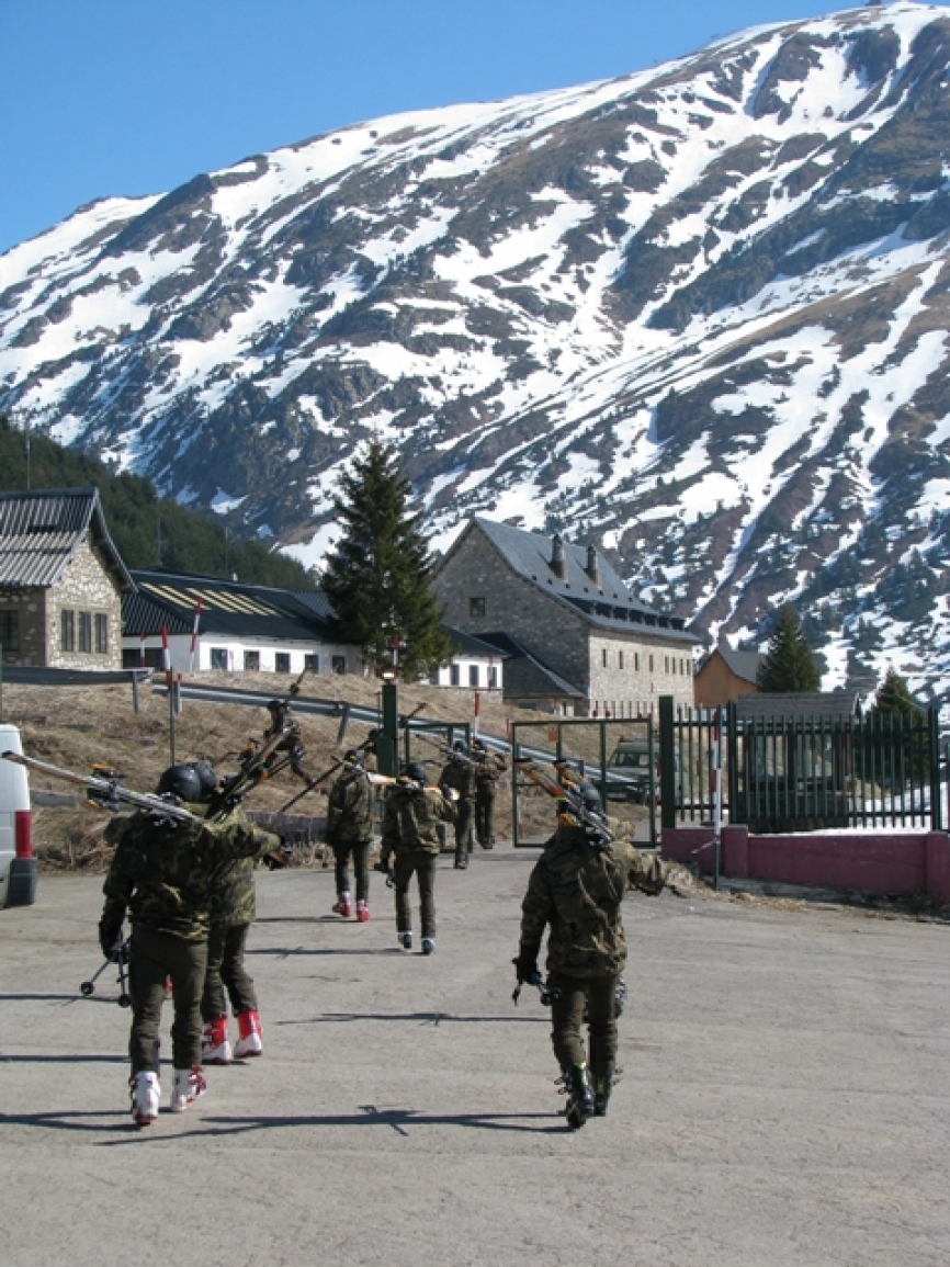 Grupo de militares, provistos de esquís desplazándose hacia un vehículo después de realizar unas prácticas en una conocida estación invernal del pirineo oscense (foto Segundo Calpena).