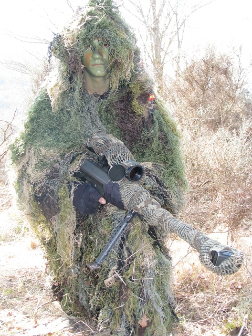 Para cometidos específicos, como el empleo antimaterial o actividades contra personal, despliegan equipos de tiradores provistos de los potentes rifles Barrett M-95SP (foto Segundo Calpena).