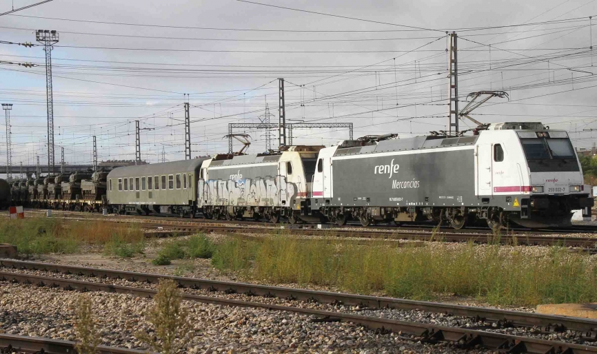 El tren que transportaba a los carros iba impulsado por dos locomotoras de la serie 253 de Renfe.(fotografía Julio Maíz)