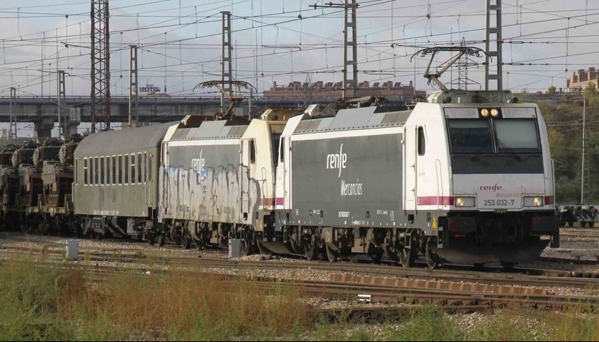 El tren era remolcado por dos locomotoras de la moderna serie 253 de Renfe, un diseño de la empresa Bombardier.(fotografía Julio Maíz)