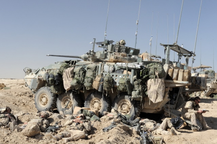 “Piranha” del ejército de Canadá desplegado en Afganistán, más que personalizado con el equipo de sus ocupantes. En segundo plano se ve un carro de combate “Leopard C2”, un excelente respaldo a la acción de los 8x8 (foto Ministerio de Defensa de Canadá).
