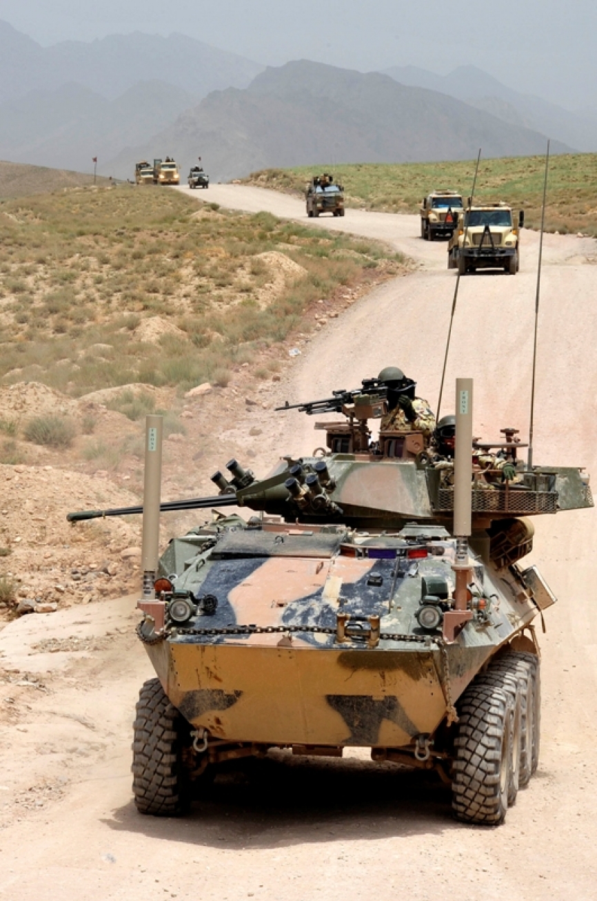 ASLAV, versión australiana del “Piranha”, abriendo un convoy que circula por el desierto de Kandahar, en Afganistán (foto Ministerio de Defensa de Australia).
