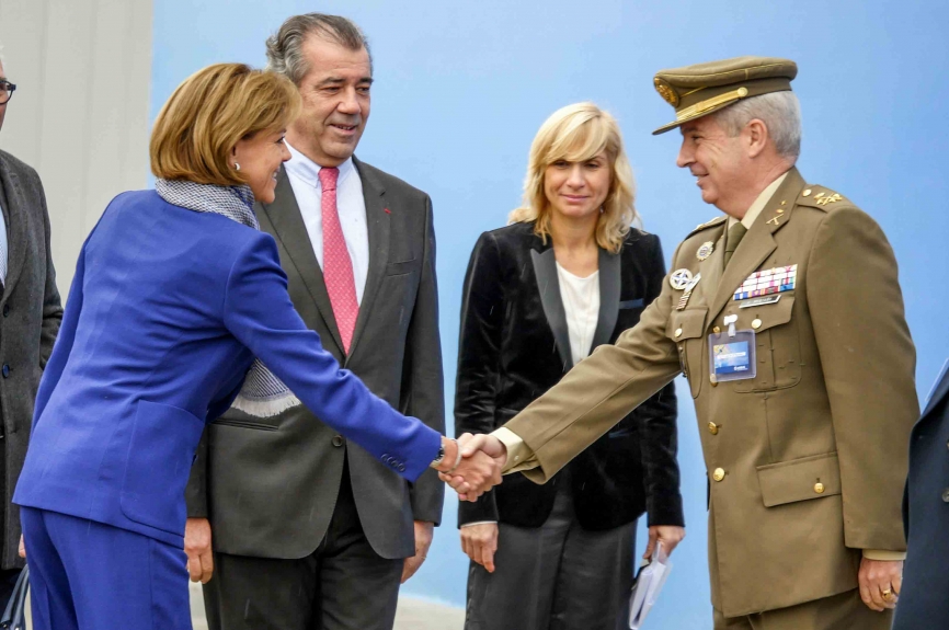 Sevilla. La ministra Cospedal saluda al general García Montaño (Jefe de la DGAM), ante la mirada del presidente de Airbus España, Fernando Alonso.