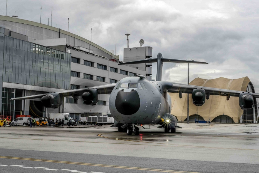 Sevilla. Tras la ceremonia el A400M comienza a rodar camino de la pista.