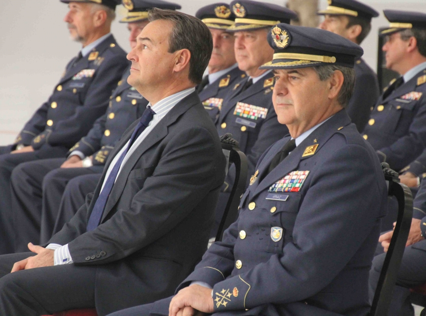 Zaragoza. El secretario de Estado de Defensa Agustín Conde y el JEMA García Arnaiz presidieron la conferencia.