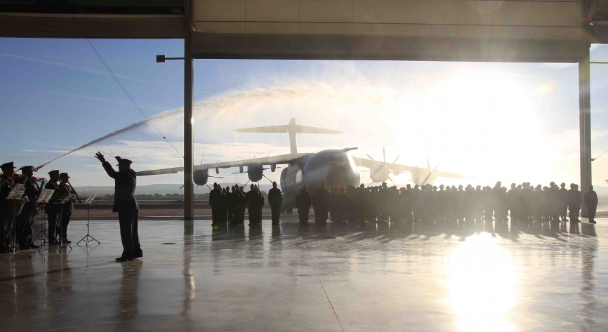 Zaragoza, Presentación de la aeronave en Zaragoza, frente al avión está formado el personal del Ala 31.