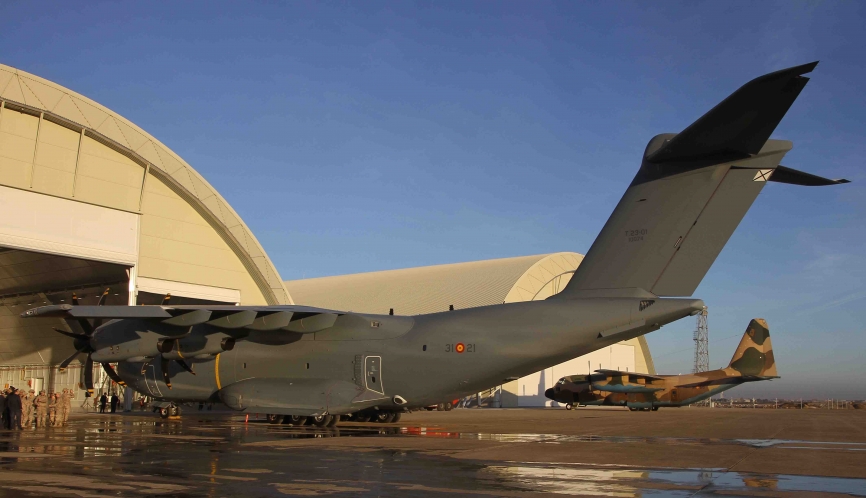 Zaragoza, El A400M en la plataforma de Zaragoza, en segundo plano un KC-130H Hercules, aparato al que sustituirá el nuevo transporte de Airbus DS.