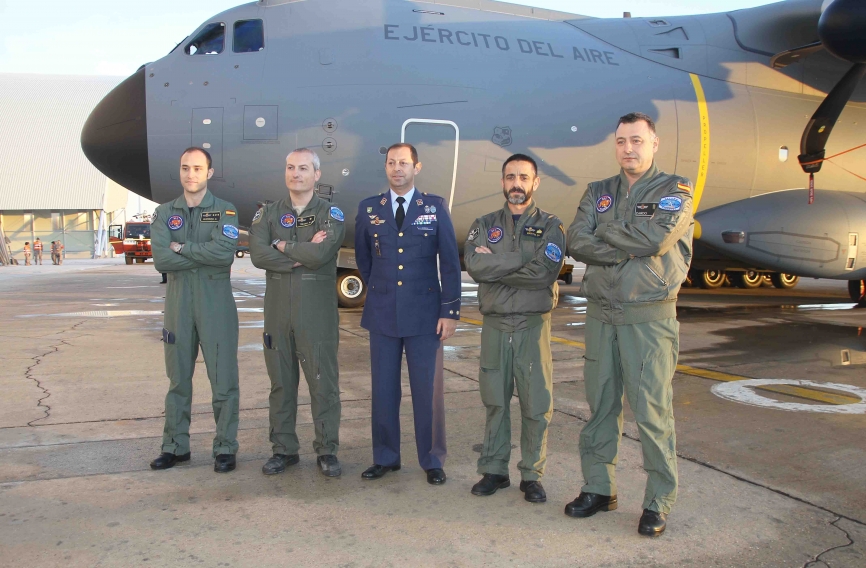 Zaragoza, La tripulación que trajo el A400M a Zaragoza, desde Sevilla, en el centro el coronel Gamboa, jefe del Ala 31.