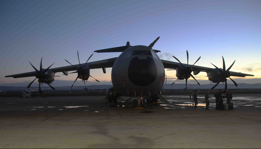 Zaragoza, El primer A400M del Ejército del Aire, ya en Zaragoza, mientras anochece.