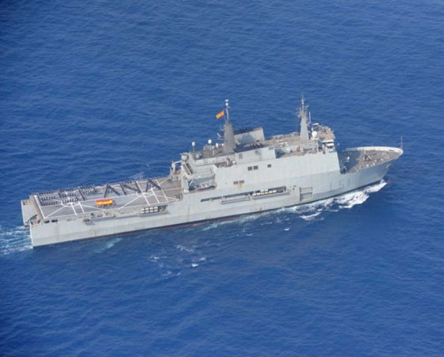El LPD “Galicia” (L-51), su dotación formando la palabra España, en su gran cubierta de vuelo (foto Armada).