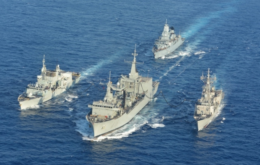 El BAC “Cantabria” (A-15) suministrando combustible a 3 navíos de combate simultáneamente (foto Armada).