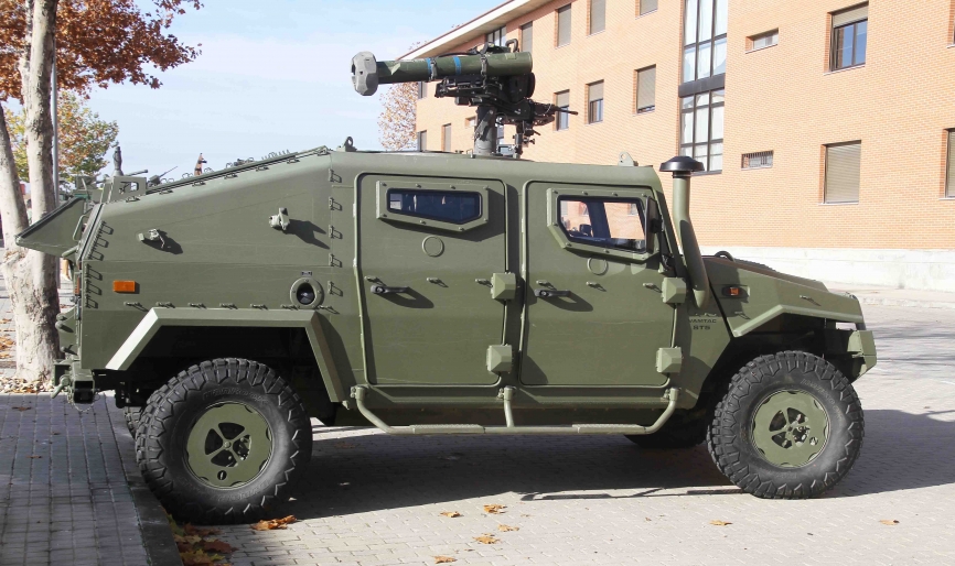 URO VAMTAC ST5 armado con un lanzamisiles “Spike” y ametralladora MG-4.(Julio Maíz/Defensa.com)