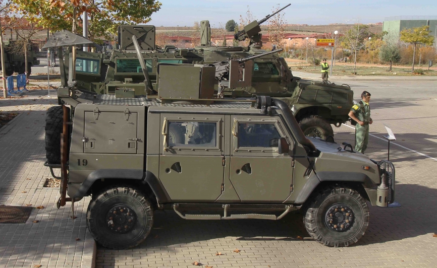 El 4x4 protegido Iveco LMV “Lince”, en segundo plano se ve un RG-31 (Julio Maíz/Defensa.com)