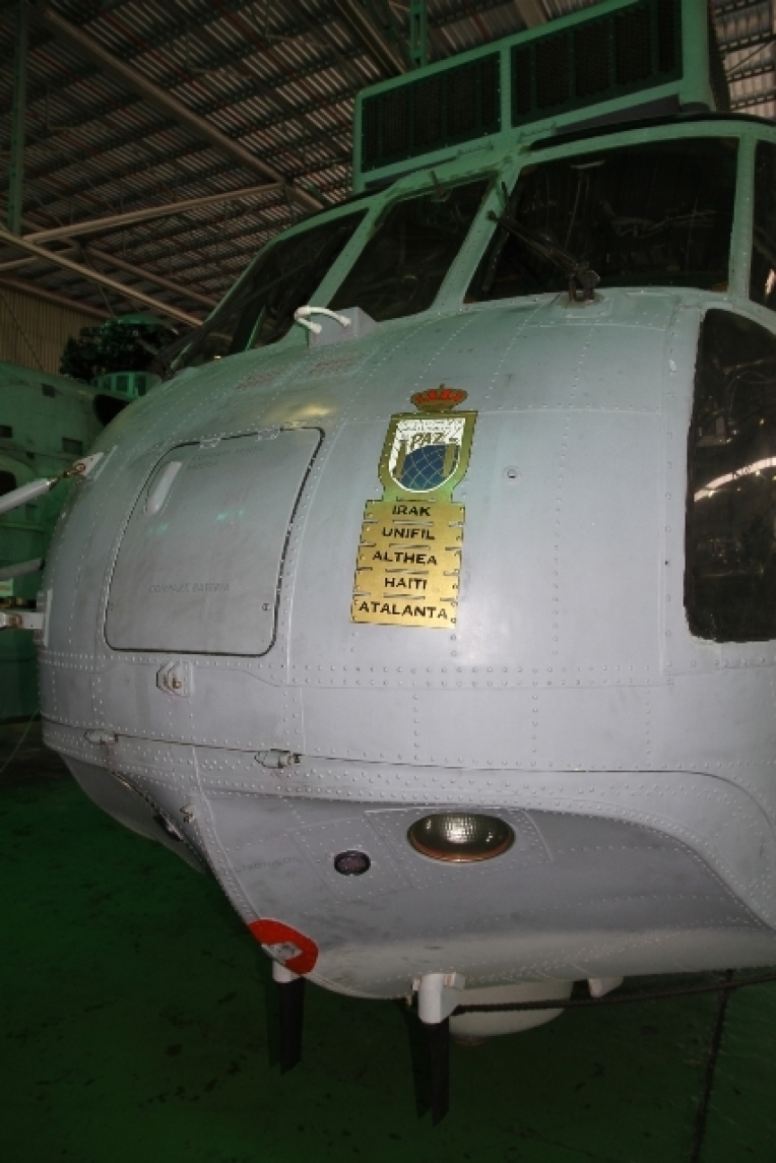 En la parte delantera de este “Sea King” lucen todas las operaciones internacionales en las que ha participado la 5ª Escuadrilla (foto Julio Maíz).