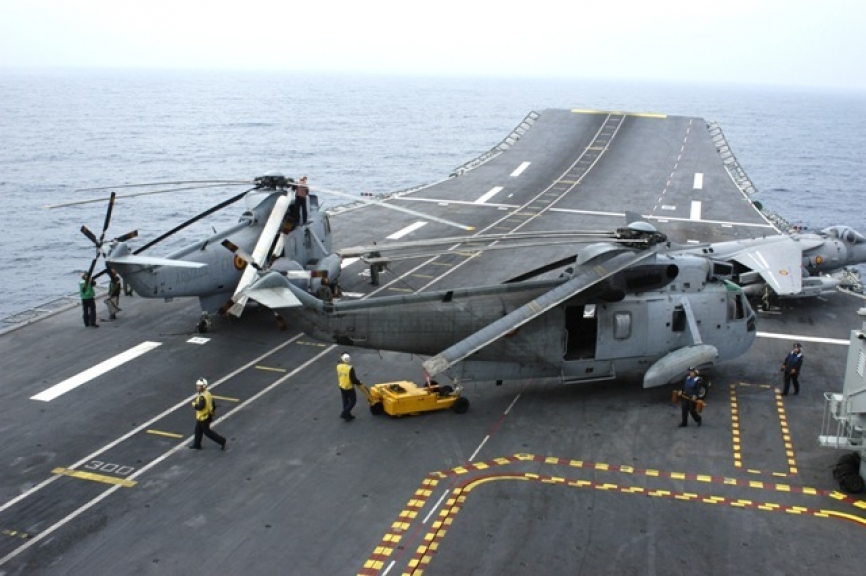 Dos “Sea King” en la pista del portaaviones “Príncipe de Asturias” (foto Julio Maíz).