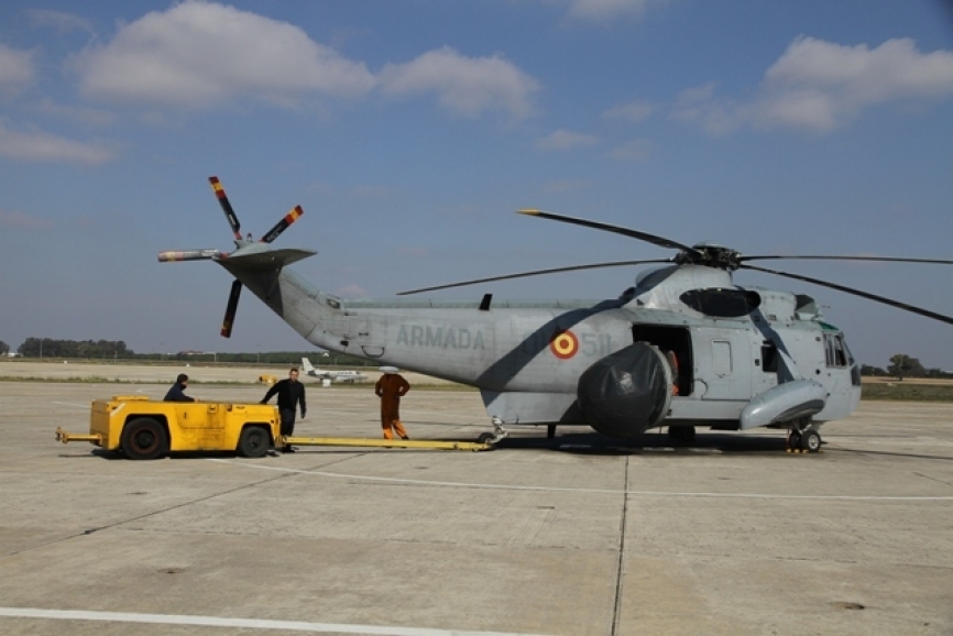 Un “Sea King” es remolcado en la plataforma de la base aeronaval de Rota (foto Julio Maíz).