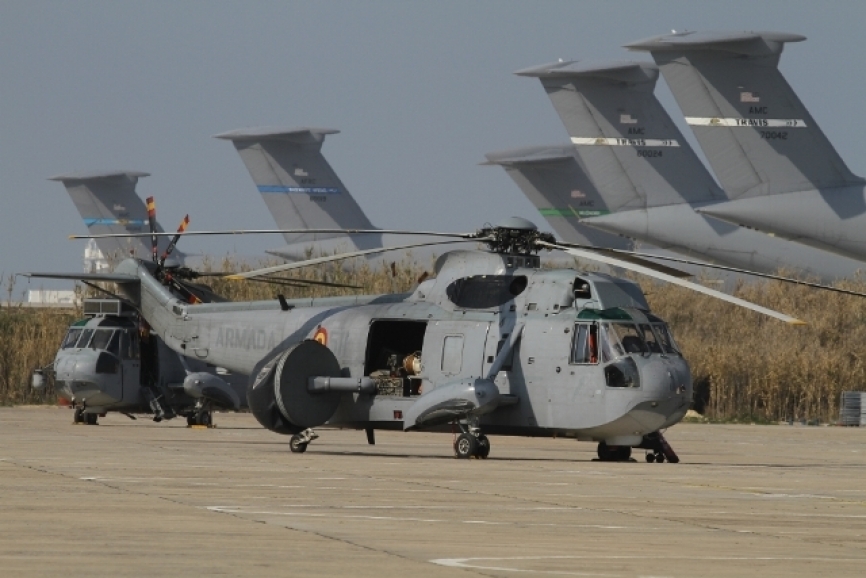 La 5ª Escuadrilla tiene sede en la base aeronaval de utilización conjunta de Rota (Cádiz). Al fondo del “Sea King” se pueden ver las colas de 4 C-5 “Galaxy” y de 1 C-17 “Globemaster II”, justo en el medio (foto Julio Maíz).