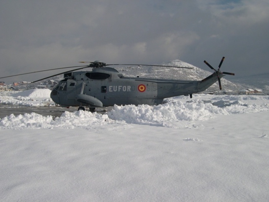 Un “Sea King” de la unidad en un escenario poco habitual, la nevada Bosnia-Herzegovina, lo que da buena idea de la versatilidad de ésta (foto 5ª Escuadrilla).