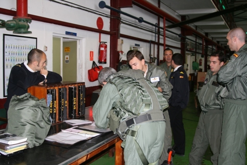 Una tripulación de la Escuadrilla revisando el libro del “Sea King” con el que van iniciar una misión (foto Julio Maíz).