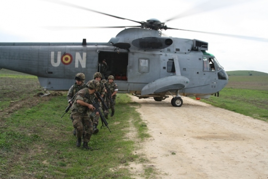 Infantes de Marina descienden de un “Sea King”. La Escuadrilla, junto con la 3ª, son los taxis que llevan a estos infantes hasta el campo de batalla (foto Julio Maíz)