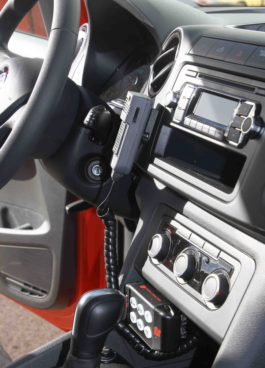 El salpicadero del “Amarok”, destaca el soporte para el sistema de radio