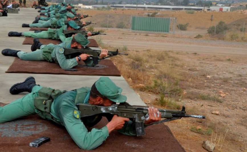 Patrulla de tiro de la Brigada de La Legión: el CETME L todavía se emplea en este tipo de competiciones