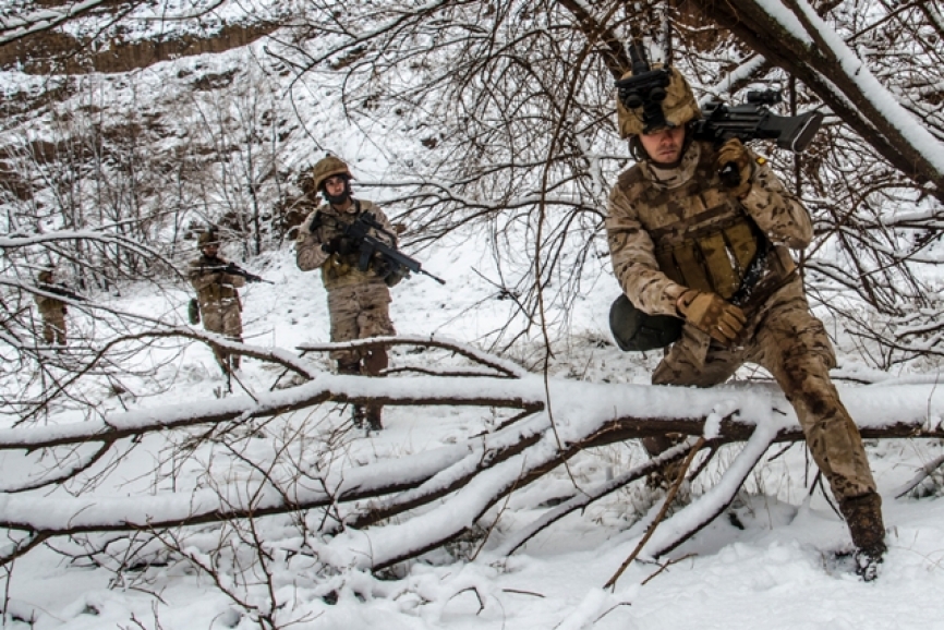 Una patrulla de legionarios marcha sobre la nieve