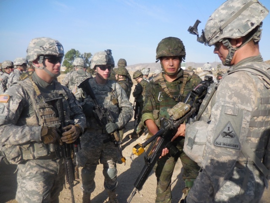 Ejercicio conjunto ‘Africa Readiness Trainning’: las fuerzas estadounidenses emplean el fusil Colt M-4 equipado con varios sistemas auxiliares, como mira holográfica CCC 68, telescópica Trijicon ACOG y designador láser PQ15