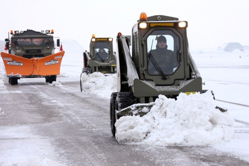 Está plenamente formada para operar ante grandes nevadas, teniendo una alta capacidad para limpiar infraestructuras, como ocurrió en 2009 y 2010 en el aeropuerto de Madrid/Barajas (foto UME).
