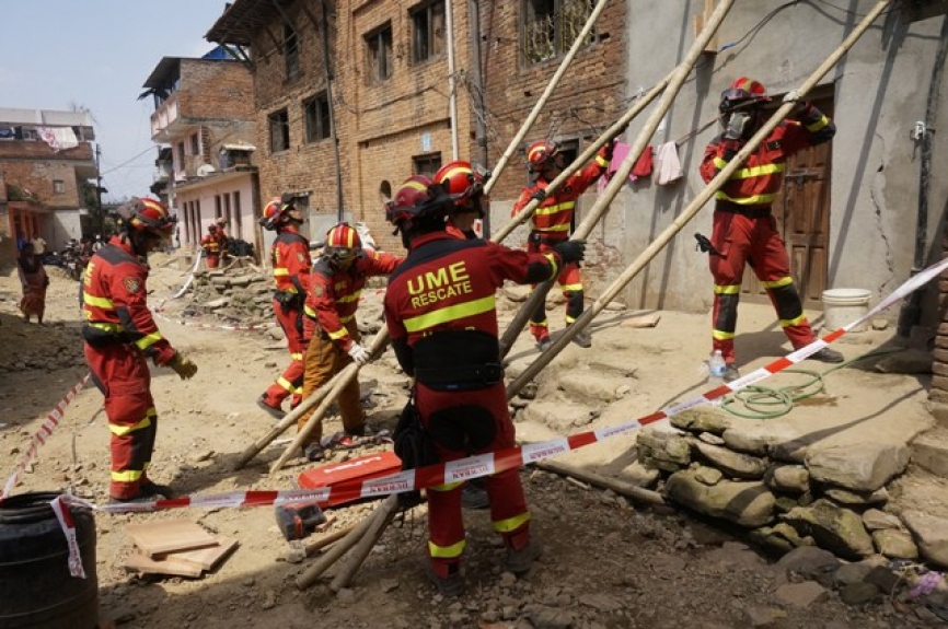 - Imágenes de la actuación durante el terremoto de Nepal, durante la cual la tuvo una brillante actuación (foto UME).