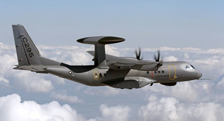 El C295 tiene una versión AEW, fácilmente distinguible por la “seta” que alberga la antena del radar. Foto: ADS