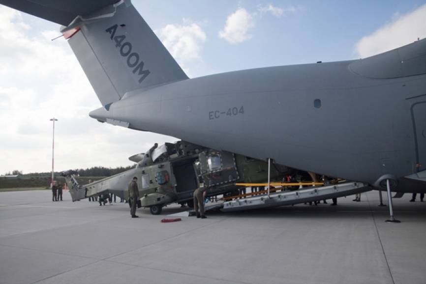 En el A400M se puede transportar el helicóptero NH90, aquí vemos embarcar uno alemán en uno de los prototipos. Foto: ADS.