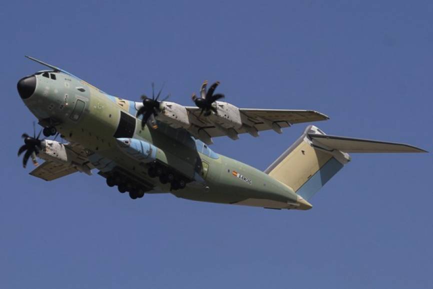 Uno de los A400M destinados a la RAF, todavía pintado en imprimación. Foto: Julio Maíz.