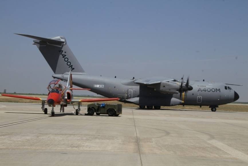 Uno de los prototipos del A400M, rodando por detrás de un CASA C-101, de la “Patrulla Águila”. Foto: Julio Maíz.