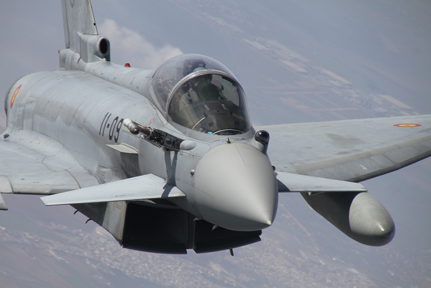 Un Eurofighter listo para recibir combustible en el aire.(Julio Maíz/defensa.com)