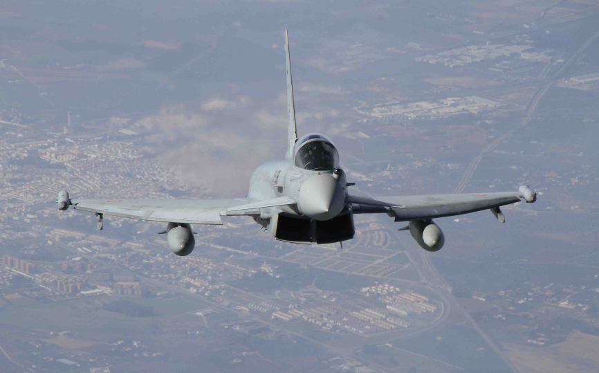 Vista frontal de un Eurofighter en vuelo.(Julio Maíz/defensa.com)