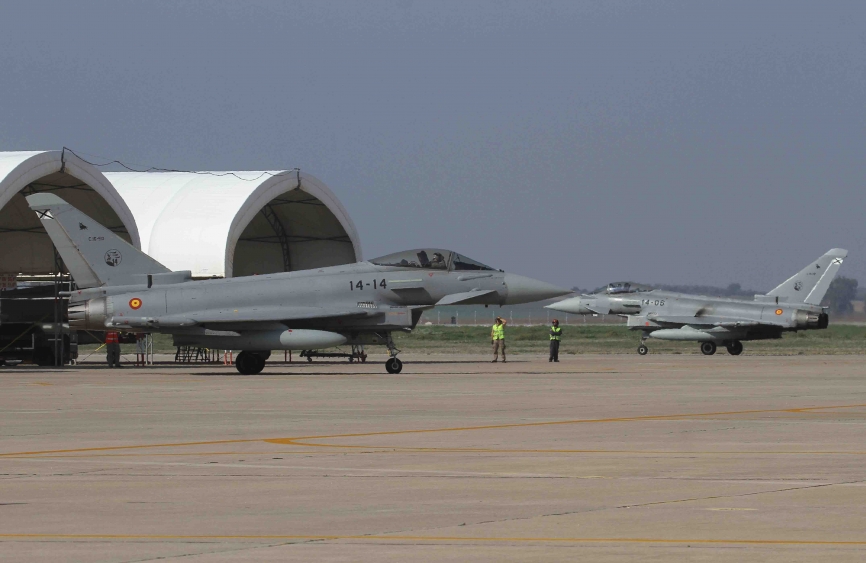 Dos Eurofighter del Ala 14 saliendo de los refugios de Morón.(Julio Maíz/defensa.com)