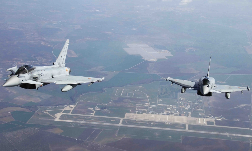 Dos Eurofighter sobrevolando la Base Aérea de Morón (Sevilla).(Julio Maíz/defensa.com)