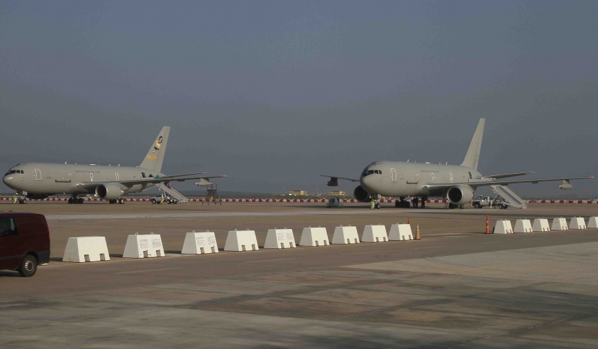 Los dos Boeing KC-767A italianos en la plataforma de Morón.(Julio Maíz/defensa.com)