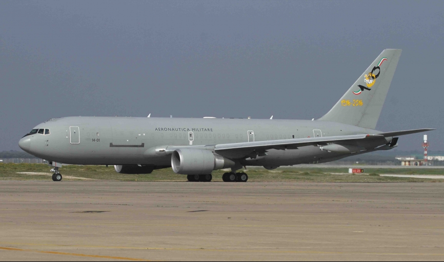 Uno de los KC-767A rodando, su cola recuerda el centenario de la creación de la unidad predecesora.(Julio Maíz/defensa.com)