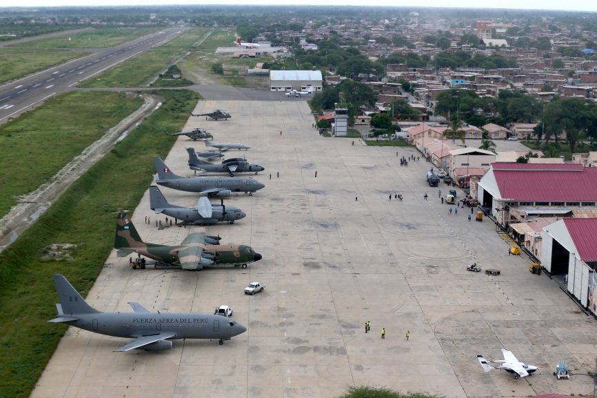 01. Línea de Vuelo en el Grupo Aéreo N° 7, sede de las Operaciones de Transporte, rescate y Evacuación. Se observa, de abajo hacia arriba, un Boeing 737-200 de la FAP, un C-130H Hercules de la FAA, un C-27J Spartan y un Boeing 737-528 de la FAP, un An-32B