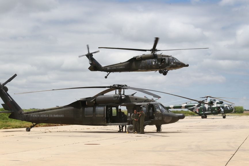 03. Un MH-60L Black Hawk de la Fuerza Aérea Colombiana, configurado como ambulancia y denominado Angel 1, emprende el vuelo. En tierra se aprecia un UH-60L de la FAC y un Mi-171Sh Hip H del Grupo Aéreo N° 3 de la FAP.