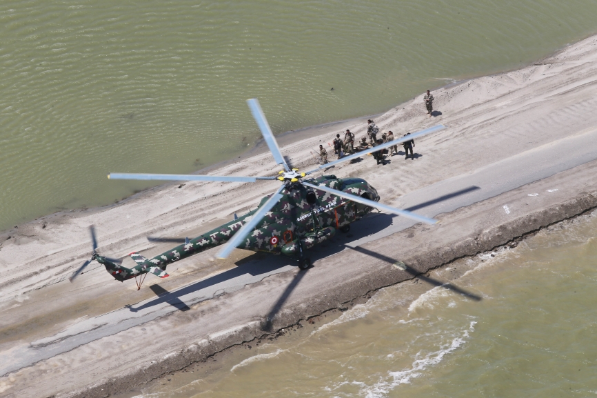 07. Mi-171Sh-P Hip H posado en lo que fue una carretera en Piura.