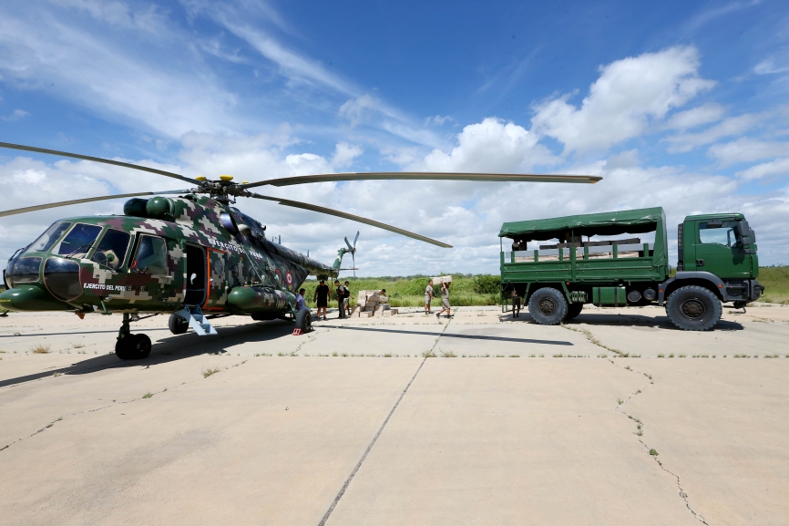 10. Un Mi-171Sh-P Hip H de la Aviación del Ejército, operado por pilotos de la Fuerza Aerea, repostando combustible para poder emprender una nueva misión.