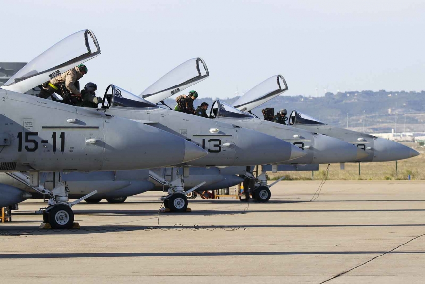 Línea de EF-18M del Ala 15 listos para despegar camino de Estonia. Foto: R. Galindo