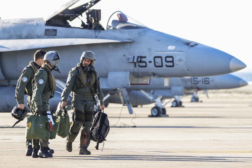 Tres pilotos del Ala 15 se dirigen a sus cazabombarderos. Foto: R. Galindo