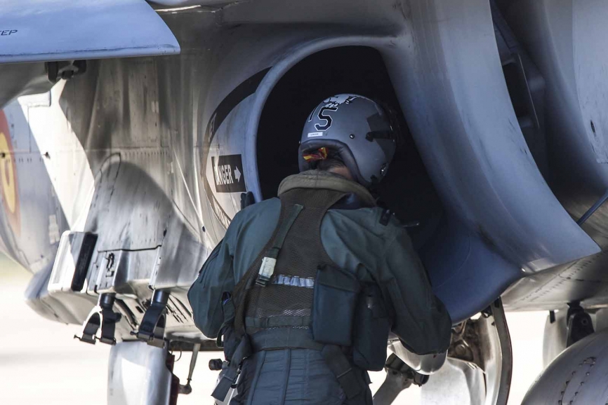 Cada piloto realiza la revisión pre-vuelo de sus EF-18M. Foto: R. Galindo