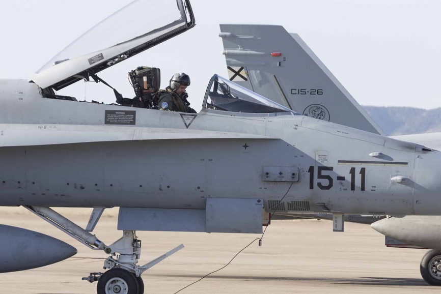 Un piloto del Ala 15 ya en la cabina de su EF-18M listo para despegar para Ämari. Foto: Javier Sánchez.