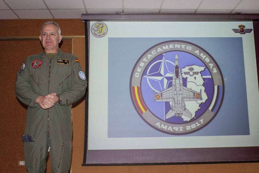 El jefe de Movilidad Aérea, general de división Otero presentando el despliegue. Foto: R. Galindo.